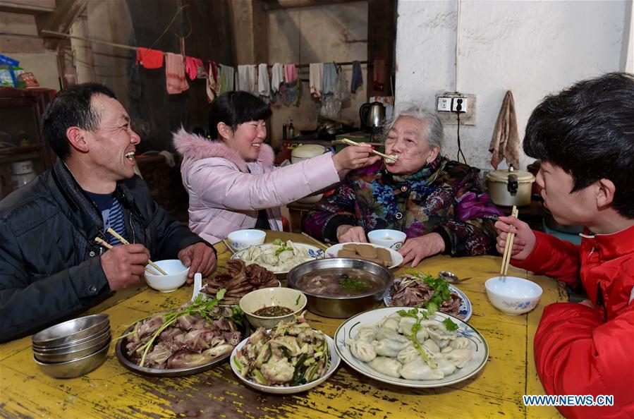 (MOMENTS FOREVER)(FESTIVECHINA)CHINA-SPRING FESTIVAL-FAMILY REUNION(CN)