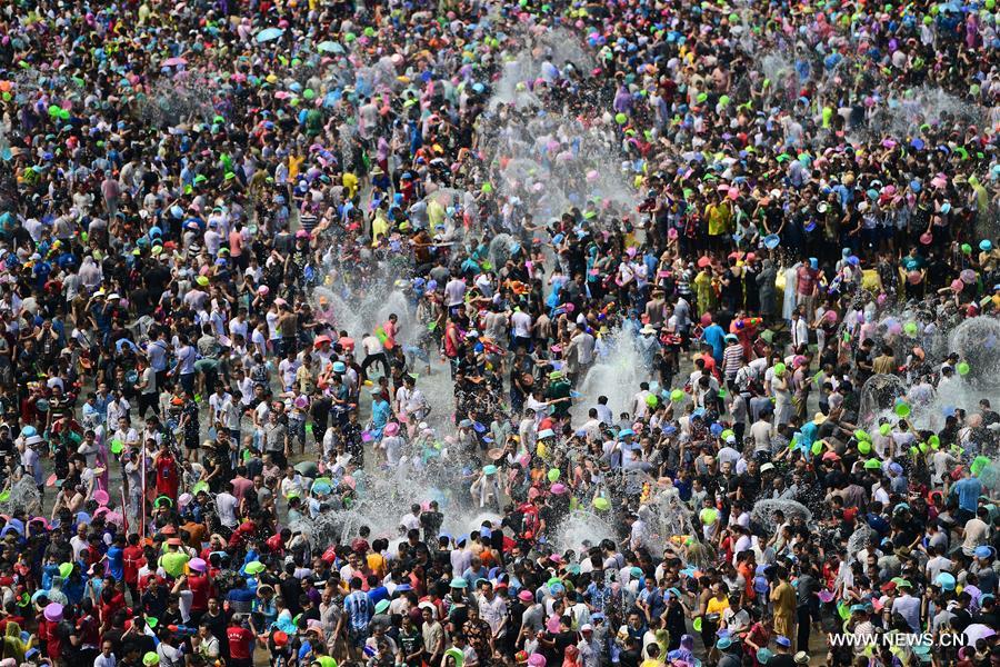 CHINA-YUNNAN-XISHUANGBANNA-WATER SPRINKLING FESTIVAL (CN)