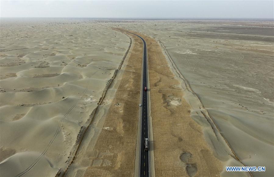 CHINA-XINJIANG-TAKLIMAKAN DESERT-HIGHWAY (CN)