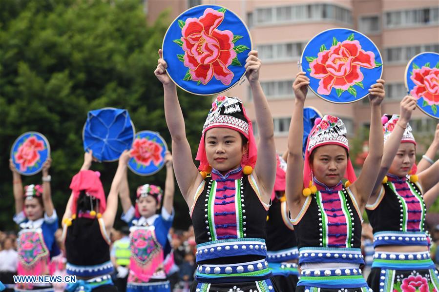 CHINA-YUNNAN-TRADITIONAL COSTUMES (CN)