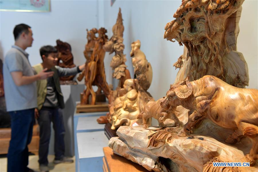 CHINA-JIANGXI-ECONOMY-WOOD CARVINGS (CN)