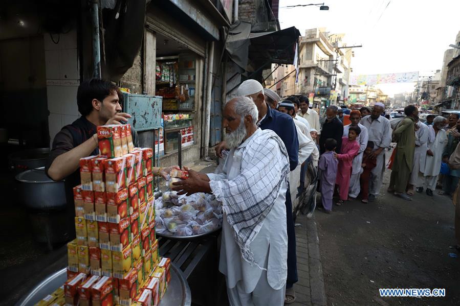 PAKISTAN-RAWALPINDI-RAMADAN-FOOD-DISTRIBUTION