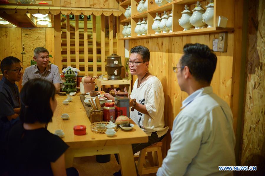 MALAYSIA-KUALA LUMPUR-TEA MASTER