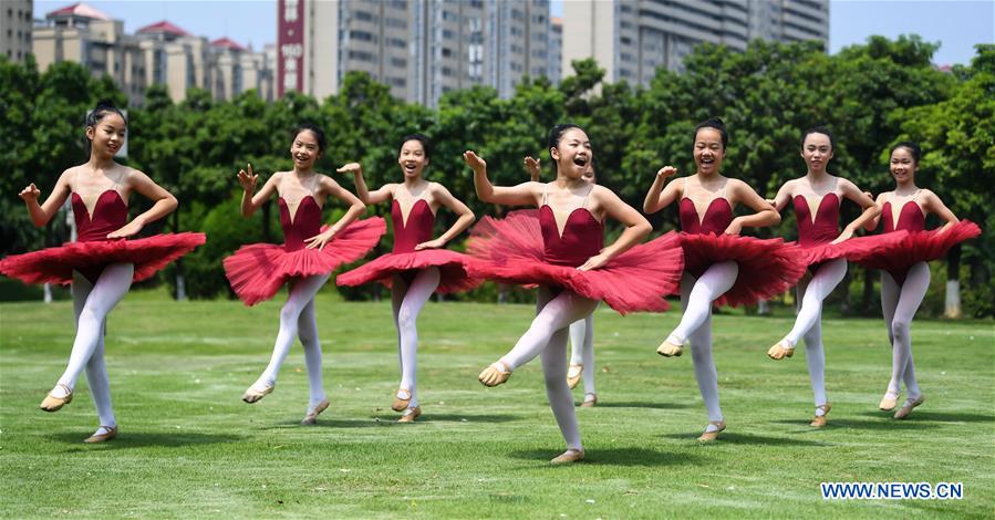 CHINA-GUANGXI-QINZHOU-YOUNG BALLET DANCER-VACATION (CN)