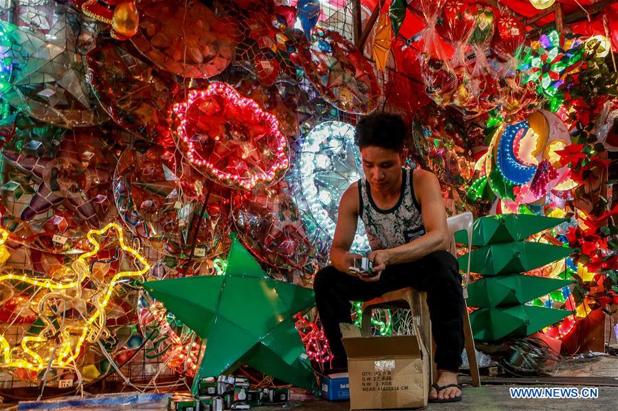 PHILIPPINES-QUEZON CITY-MARKET-CHRISTMAS DECORATIONS