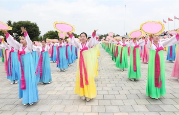 People welcome Xi Jinping in Pyongyang