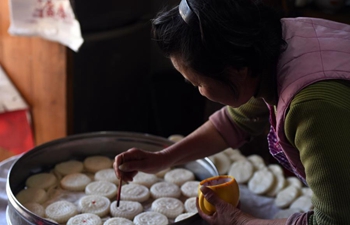 Villagers in Anhui busy preparing goods for upcoming Spring Festival