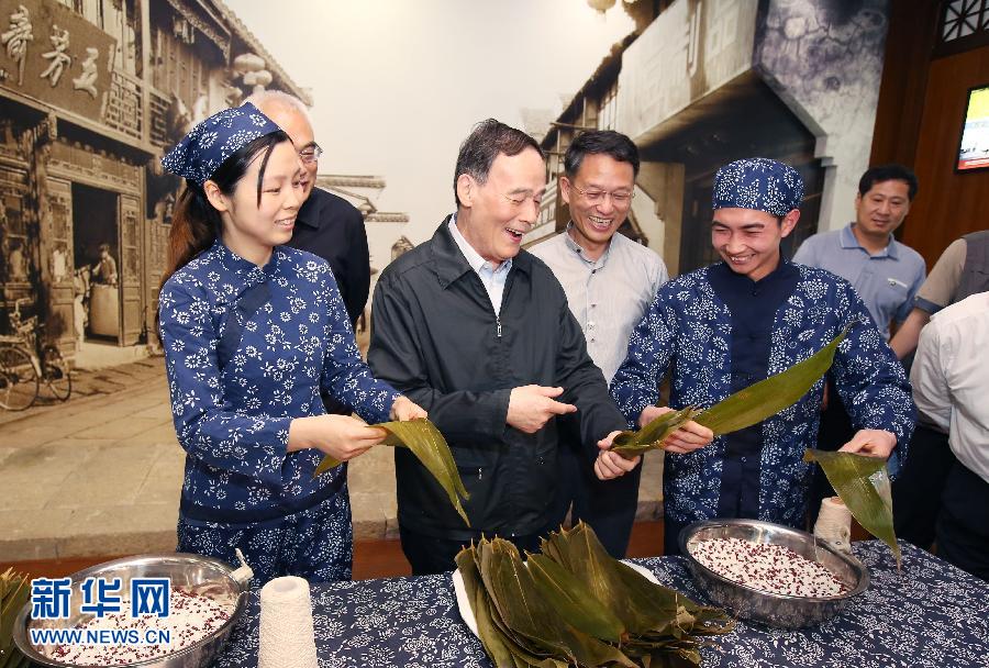 5月8日至10日，中共中央政治局常委、中央纪委书记王岐山到浙江省调研，并主持召开部分省区市纪委书记座谈会。这是5月8日，王岐山在嘉兴五芳斋实业股份有限公司考察。新华社记者 姚大伟 摄 