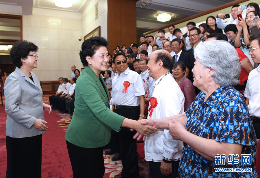 6月16日，中共中央政治局委员、国务院副总理刘延东在北京看望出席中国人口福利基金会成立30周年座谈会的历届“中华人口奖”获奖者代表。新华社记者 饶爱民 摄