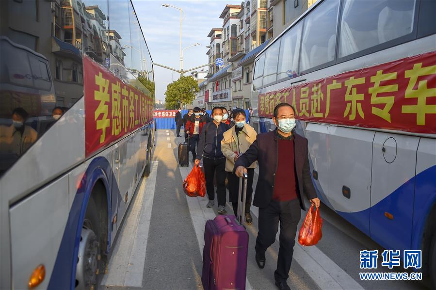 （新华全媒头条·在习近平新时代中国特色社会主义思想指引下——新时代新作为新篇章·图文互动）（5）同心战“疫”彰显人民至上——各地各部门贯彻落实习近平总书记重要指示精神统筹推进疫情防控和经济社会发展 