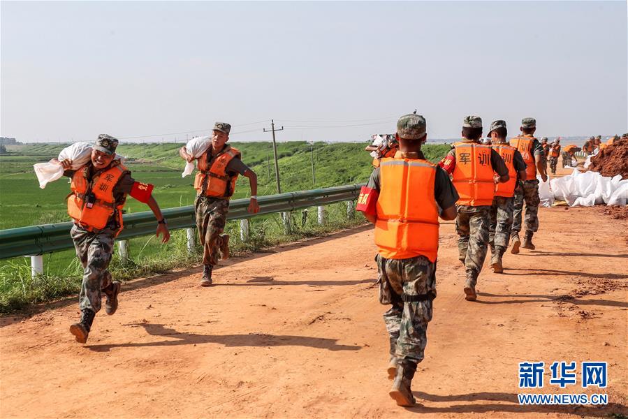 （防汛抗洪·图文互动）（5）洪水不退，子弟兵誓死不退——解放军和武警部队官兵参与洪涝灾害抢险救援记事