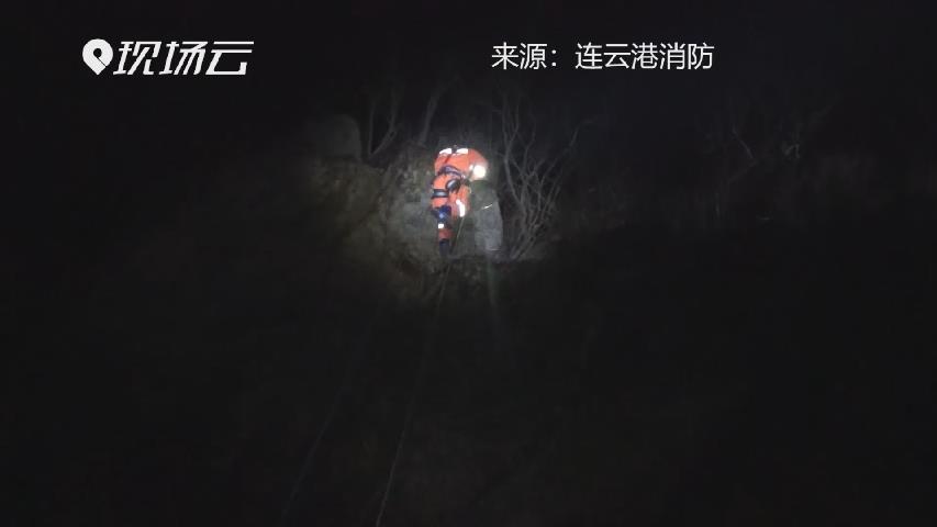 男子坠落悬崖被困山腰 消防员索降救人