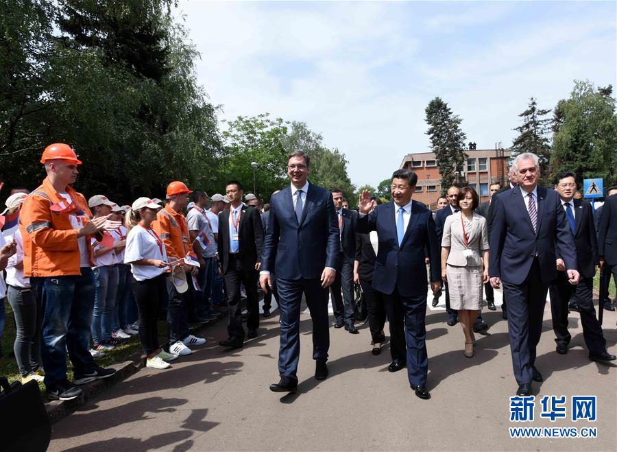 6月19日上午，国家主席习近平在贝尔格莱德参观河钢集团塞尔维亚斯梅代雷沃钢厂。习近平抵达时，塞尔维亚总统尼科利奇、总理武契奇在停车处热情迎接。钢厂工人和家属、当地市民数千人夹道欢迎。新华社记者 饶爱民 摄