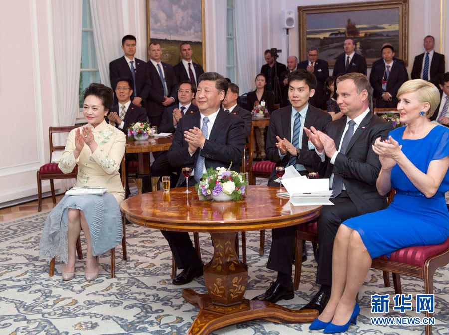 6月19日，国家主席习近平和夫人彭丽媛下午抵达波兰首都华沙，当晚即应邀来到贝尔维德宫做客。这是习近平和彭丽媛同杜达夫妇共同欣赏波兰马佐夫舍民族歌舞团的精彩演出。新华社记者 谢环驰 摄 