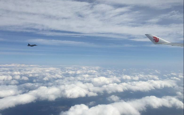 习主席抵达布拉格 捷克战机升空护航