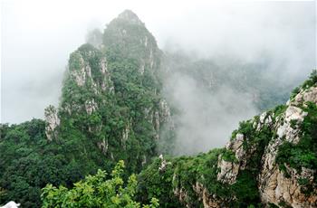 云雾缭绕狼牙山